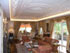 Grand salon d'un appartement fastueux.