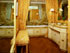 Salle de bain mise en valeur par un jeu de miroir, boiseries peintes et parquet en ch&ecirc;ne.  