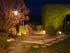 Jardin Feng Shui avec bassin dont l&rsquo;eau arrive au travers d&rsquo;une grande pierre d&rsquo;&eacute;poque glaciaire. A la tomb&eacute;e du jour, &eacute;clairage par fibres optiques de couleurs changeantes et brumisation nous conduisent dans un monde f&eacute;&eacute;rique..